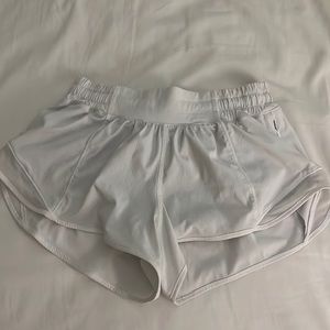Lululemon white Hotty Hots 2.5 inch. Size 4